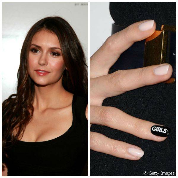 As unhas de Nina Dobrev nunca atingem um comprimento longo, variando entre o bem curtinho 